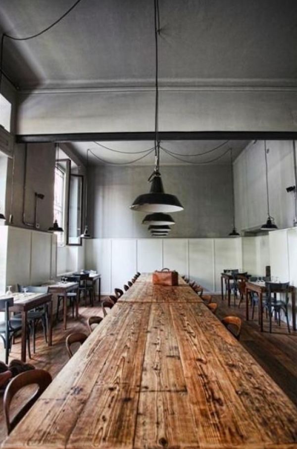 Cafe dengan suasana rustic dan meja kayu besar